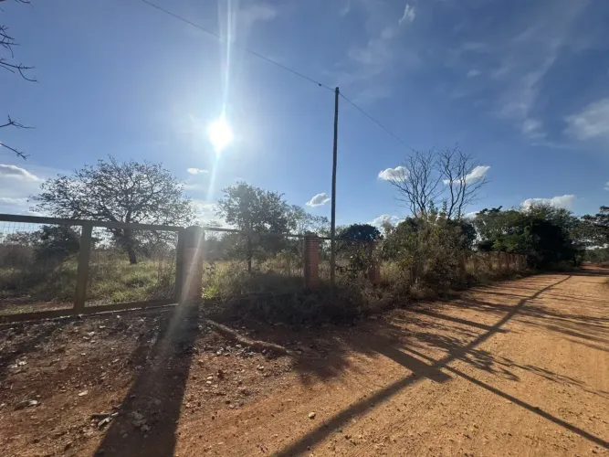 Chácara 20.000 m² com casa de 3 suítes a 2 km do centro de Funilândia