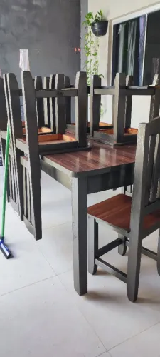 Mesa com 6 cadeiras