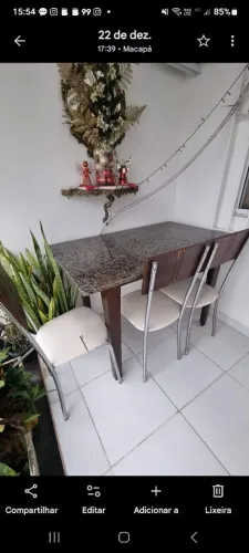Vende-se uma mesa com tampão em mármore e suporte em madeira. 