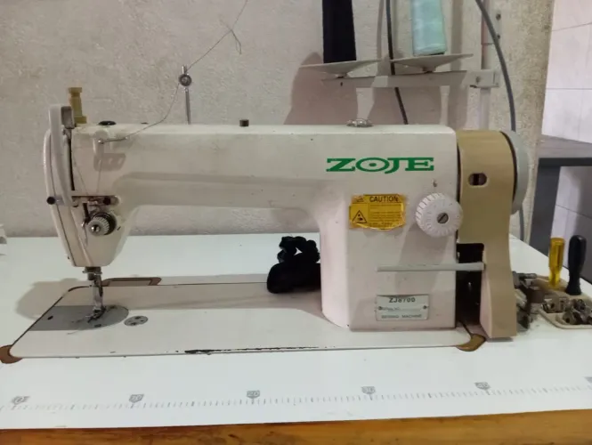 Máquina de costura Reta