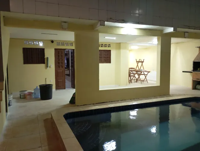 Prédio com casa grande e 11 fletes 