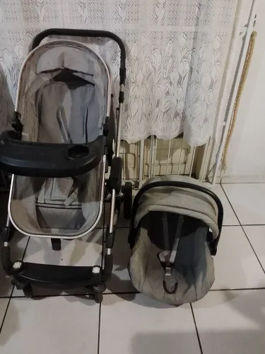 Vendo conjunto de carrinho e bebê conforto