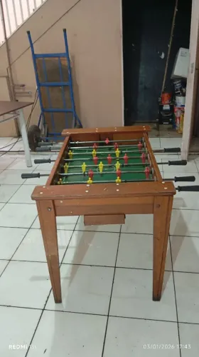 Mesa de pebolim pequena