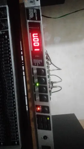 Processador de efeito behering ,precisando de concerto não tenho interesse ,interessado.