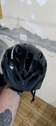 Um capacete de bike e um capacete de skate