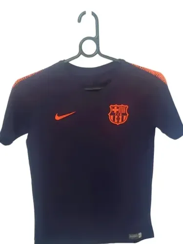 Camiseta Infantil Nike estampa Barcelona com silk e bordado