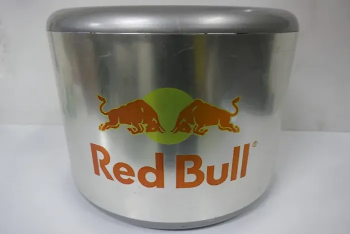 cooler promocional red bull