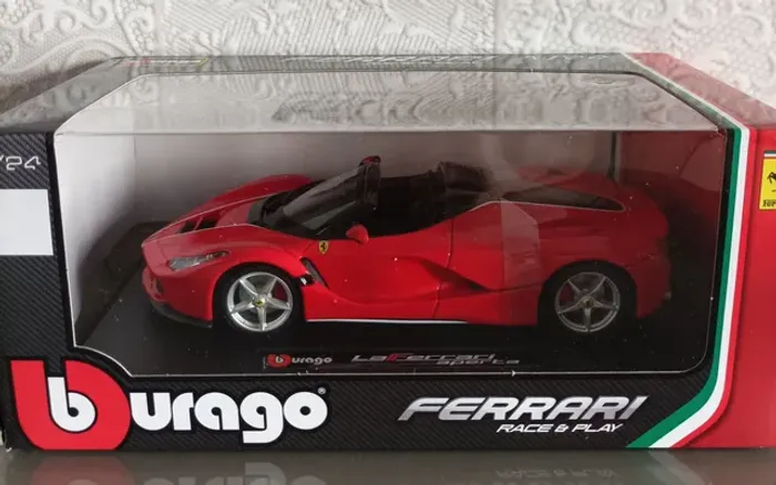 Miniatura Ferrari la Ferrari escala 1/24 nova lacrada 