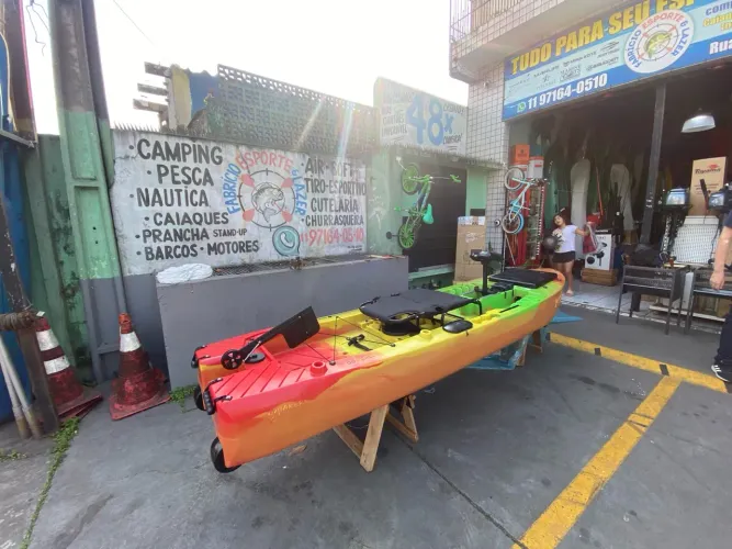 Caiaque dourado com motor e ou pedal personalizado avalio trocas e parcelado em até 21x