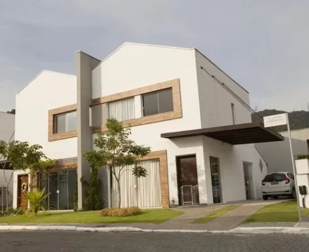 Casa em excelente condomínio na Barra! 2 quartos, 03 vagas, imperdível!