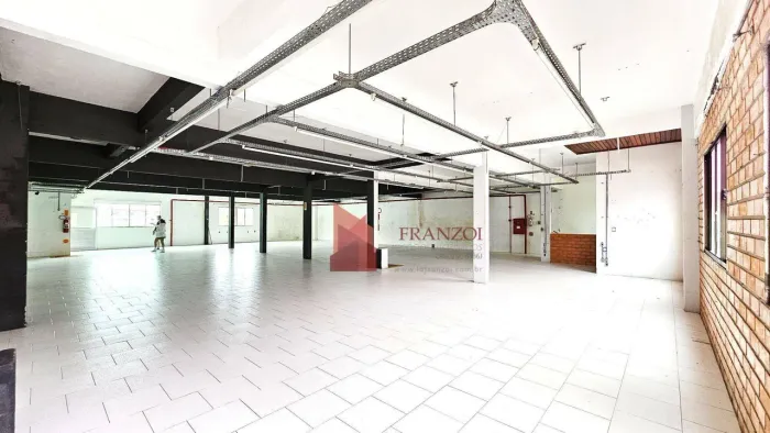 LOCAÇÃO: Sala comercial com 260m2, bairro Vila Operária, Itajai/SC!