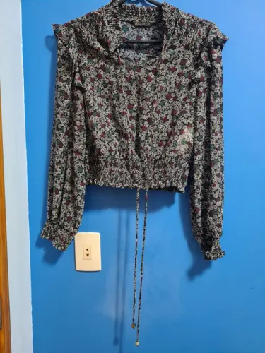 Cropped manga longa floral renner tamanho p 