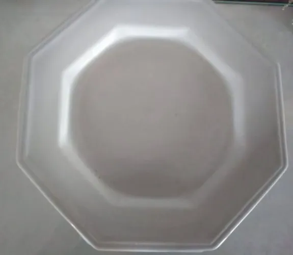 Pratos brancos octagonal