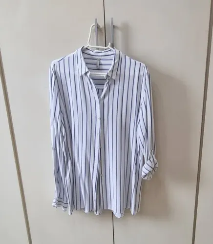 Camisa feminina longa branca com listras azuis