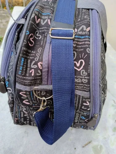 Bolsa de ombro feminina com estampa de coração
