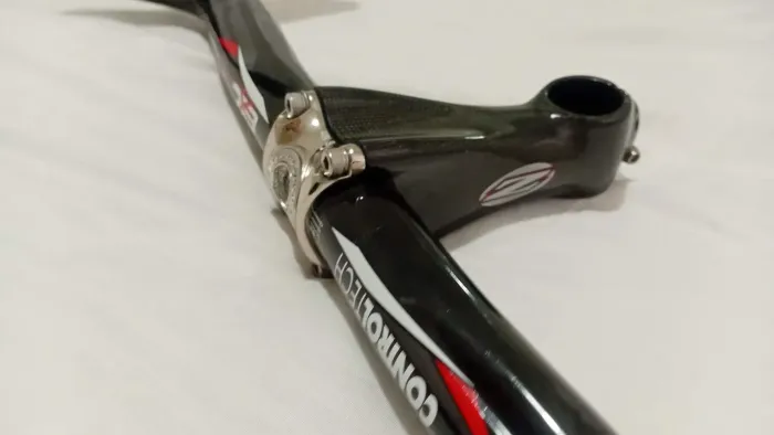 Mesa Zipp e guidão de carbono ControlTech