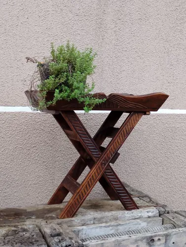 Mesa dobrável de madeira com detalhes em entalhe