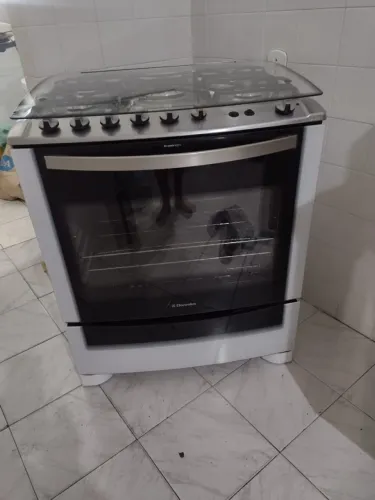 Fogão Electrolux com 5 bocas e tampa de vidro
