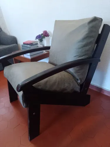 Poltrona confortável em madeira