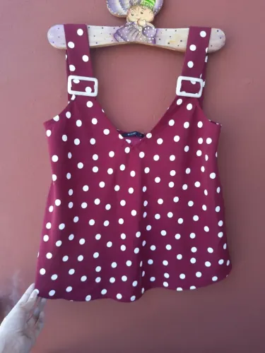 Blusinha alça fina vermelho vinho com bolinhas