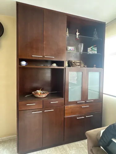 Estante de madeira com prateleiras e gavetas