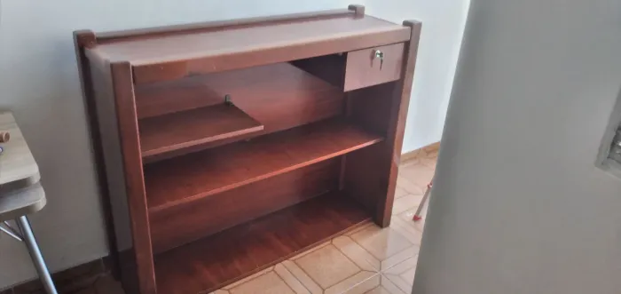 Vendo Rack madeira altura 96,largura 118,fundo 38