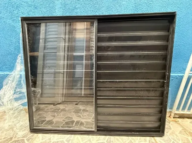 Veneziana Linha Preta