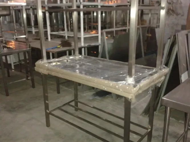 Mesas para apoio de acessórios, trabalho industrial, fabricado em diversas medidas em inox