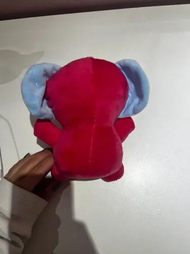 Pelúcia de Elefante Rosa com Orelhas Azuis