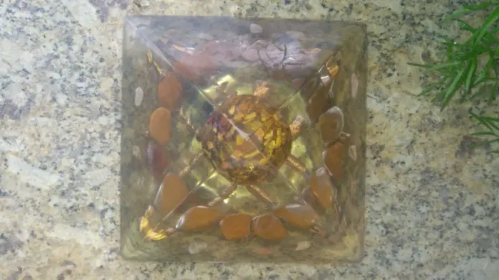 Orgonite Pirâmide Jaspe amarelo e esfera Olho de Tigre