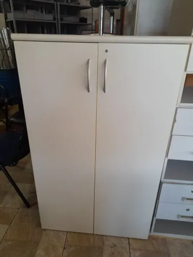 Armário de escritório com portas - Em perfeito estado