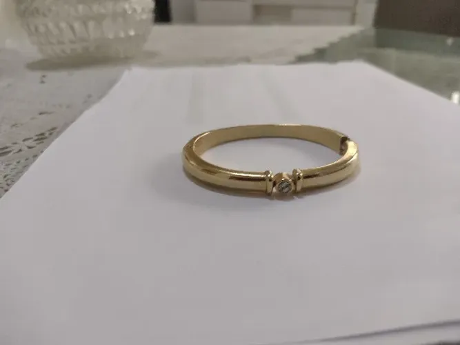 Pulseira Bracelete Liso Dourado com Pedra