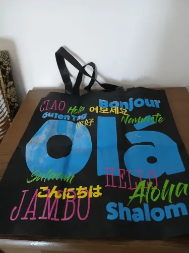 Sacola de tecido com várias línguas