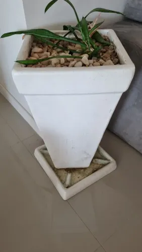 Kit contendo 02 Vasos de plantas e 02 pratos para suporte dos vasos (total: 4 peças)