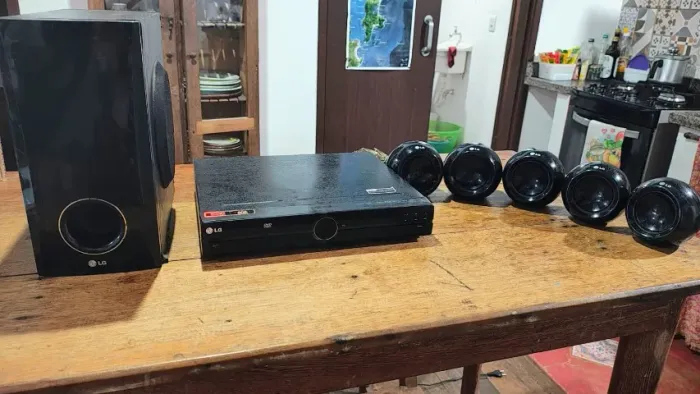 Home Theater LG completo, com subwoofer e 5 caixas de som