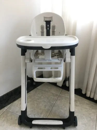 Cadeira de Alimentação Cadeirão com Altura do Assento Ajustável e 4 Rodas, Peg Perego