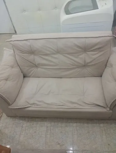 Sofa Confortável e Elegante 2 lugares 1.42m tenho 2 pra venda quero 200$ em cada
