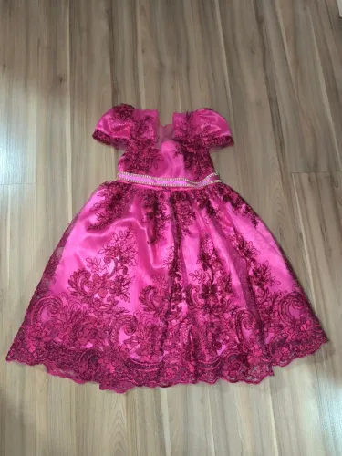 Vestido de festa rosa com detalhes em renda, tamanho 1.