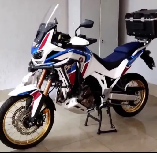 Moto estado de nova! Na tabela com 8 mil em acessórios.!!