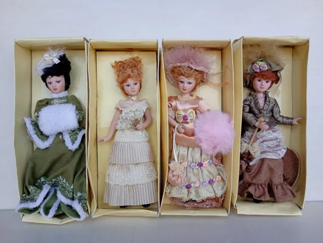 Coleção de Bonecas de Porcelanas Vestidas à Moda Antiga