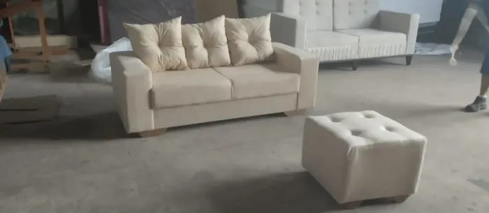 Sofá 3 lugares Coliseu, com puff e almofadas. PREÇO PROMOCIONAL 