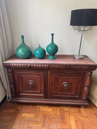Buffet tipo Cômoda de madeira Jacarandá com detalhes entalhados 