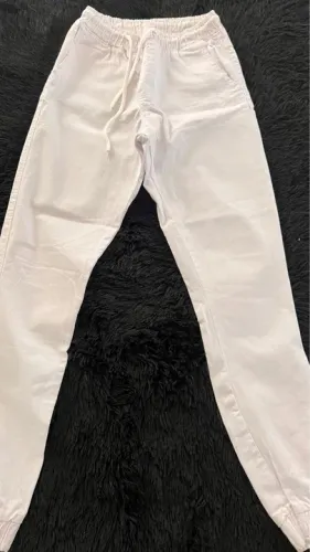 Calça branca de tecido  sarja grosso. Nova 70