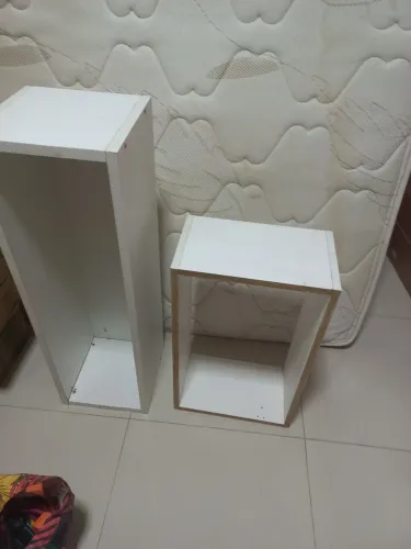 4 nichos sendo um com prateleiras  de vidro