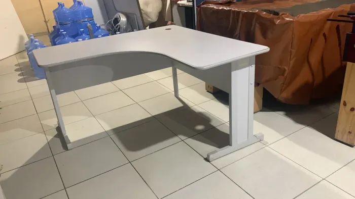 Mesa escritório em L cor cinza
