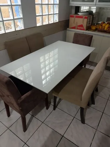 Mesa e cadeiras 6 lugares