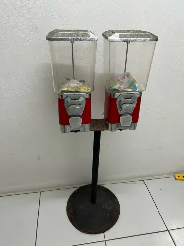Dupla de Máquinas Vending Machine Bolinha / Guloseimas com Base (Para Reformar)