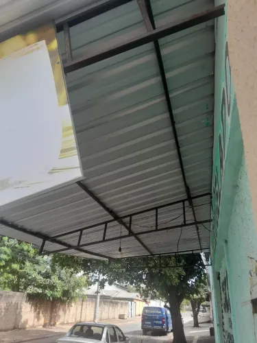 Estrutura metálica, com telhas.