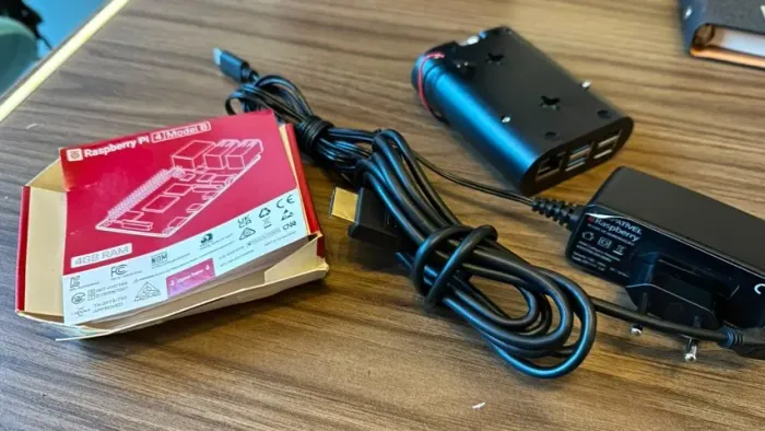 Raspberry Pi 4 Model B (CASE + HDMI + SSD 32GB + Fonte + Cabo)