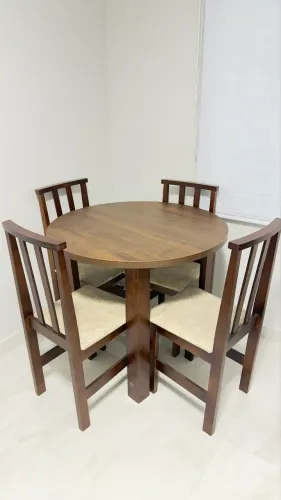 Vendo mesa com 4 Cadeiras